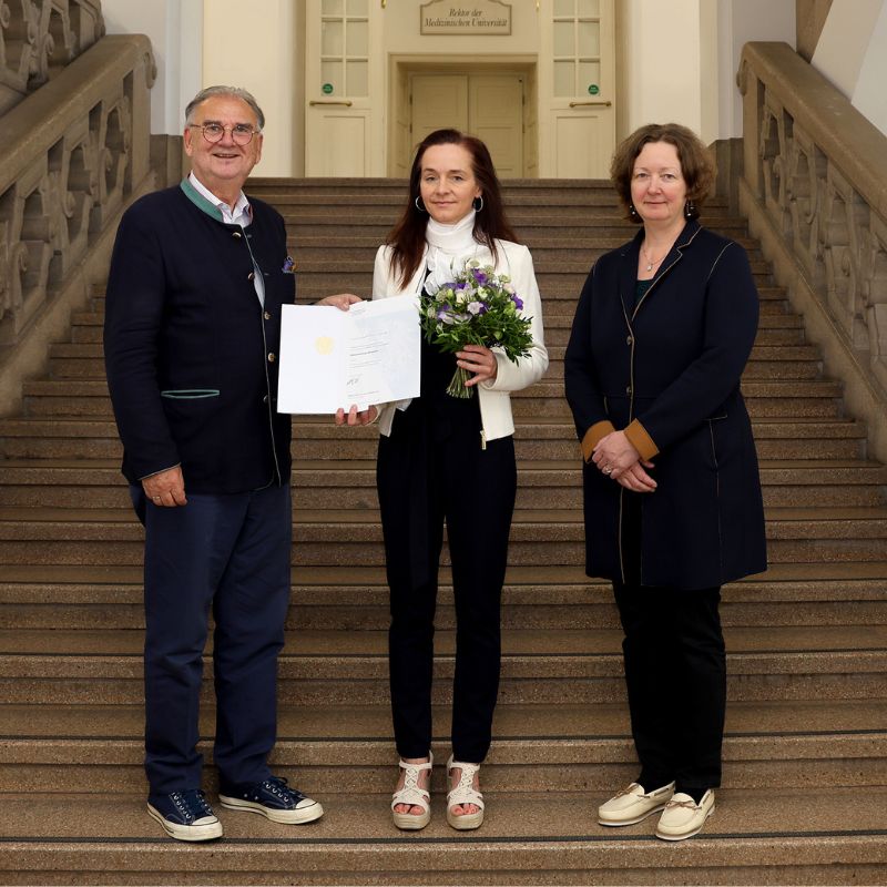 Gruppenfoto v.l.n.r.: Wolfgang Fleischhacker, Gudrun Feuchtner mit Urkunde in der Hand und Elke Gizewski.