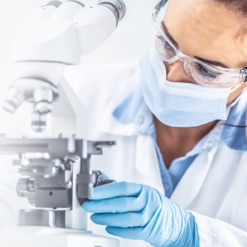 Symbolbild Forscherin arbeitet mit Mikroskop