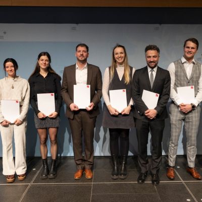 VR Patrizia Stoitzner (l.) und LRin Cornelia Hagele (r.) mit den Fördernehmer:innen der Tiroler Nachwuchsforscher:innenförderung 2025: v.l. Silvia Di Maio, Denise Kummmer, Michael Graber, Marina Schapfl, Johannes Weiss und Norbert Redlinger sowie Felix Melchior (nicht im Bild). TNF25.jpg