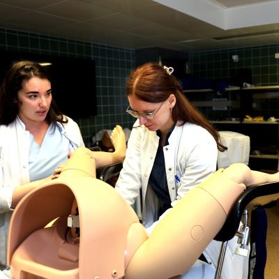 Assistenzärztin Adriana Wördehoff (li.) beim Unterricht am Geburtssimulator mit der Studentin Clara Daul gyn_lehre.jpg