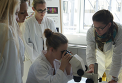 An der Medizinischen Universität Innsbruck konnten junge Frauen beim „Girls´ Science Day“ einen tiefen Einblick in die spannende Welt der Forschung und Wissenschaft erhalten.