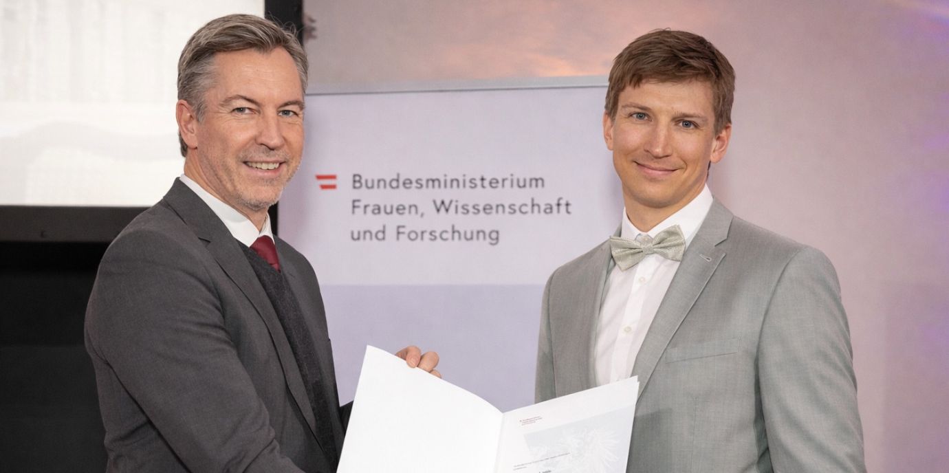 Andreas Zollner (r.) bei der Verleihung des Award of Excellence mit Elmar Pichl vom Bundesministerium für Frauen, Wissenschaft und Forschung Staatspreise.jpg