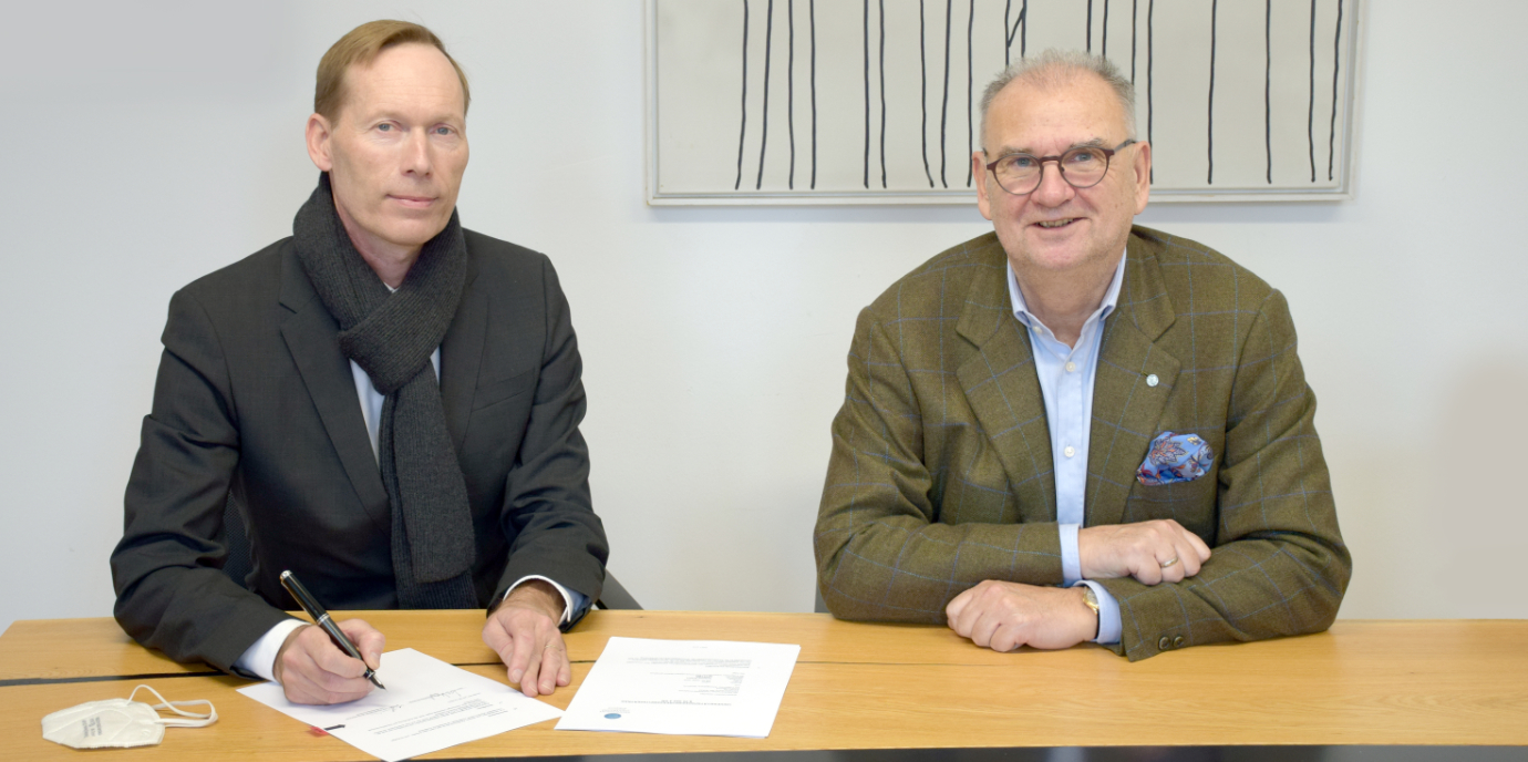 Andreas Janecke unterzeichnete im Beisein von Rektor Wolfgang Fleischhacker den Berufungsvertrag.