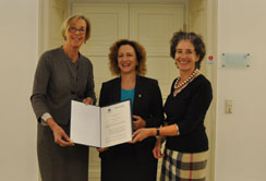 Prof.in Karen B. Avrahm (Mitte) bei der Vertragsunterzeichnung mit Rektorin Helga Fritsch (li.) und Vizerektorin Christine Bandtlow. 