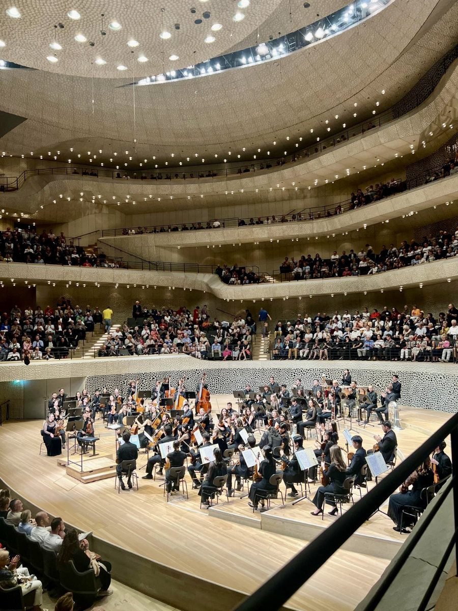 Magdalena Trobos bei einem Konzertauftritt mit ihrer Bratsche gemeinsam mit anderen Streicher:innen