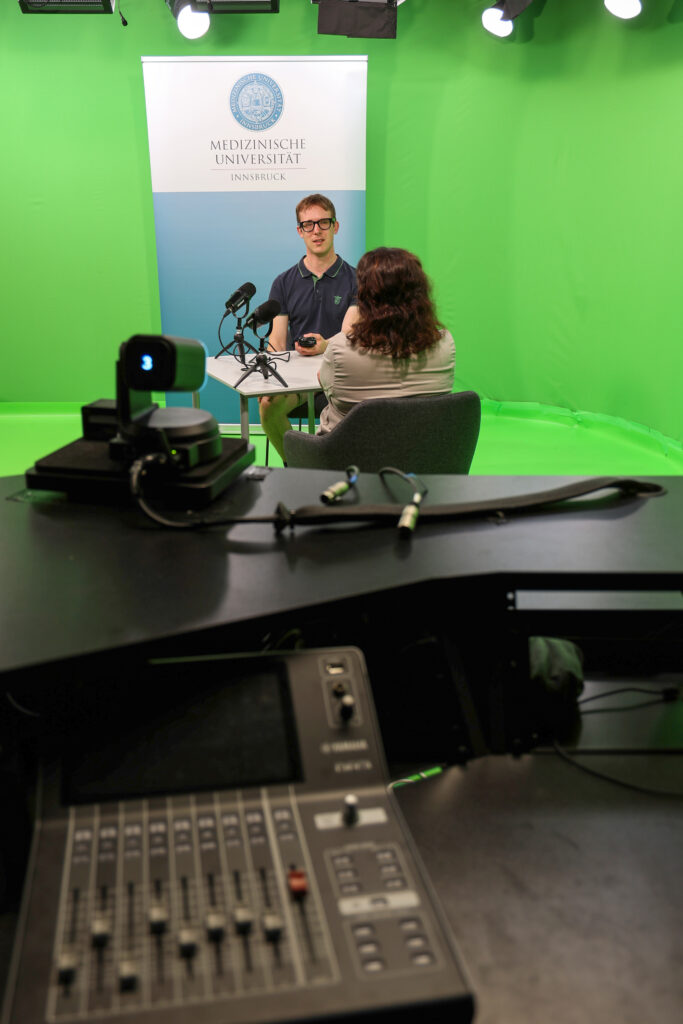 Felix Pik im Studio bei der Aufnahme einer Folge des neuen Podcasts "Frag die Medizin"