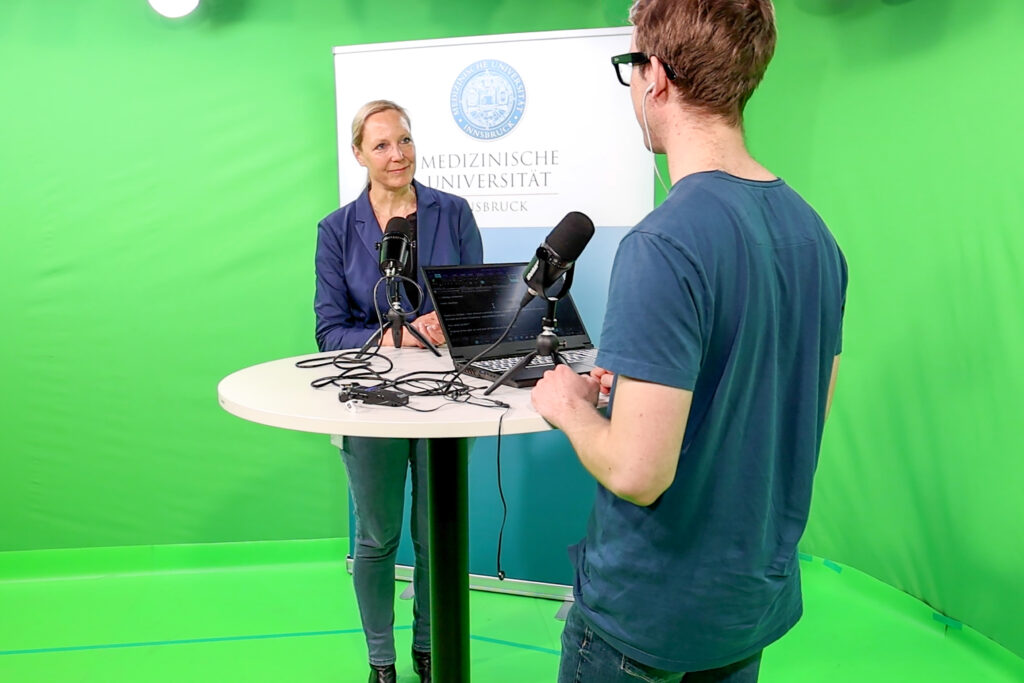 Virologie-Direktorin Gisa Gerold bei der Aufnahme einer Podcastfolge im Studio mit Gastgeber Felix Pik.