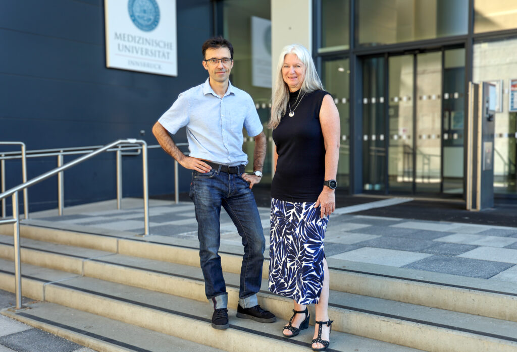 Alexander Jesacher und Monika Ritsch-Marte vor der Med Uni Innsbruck