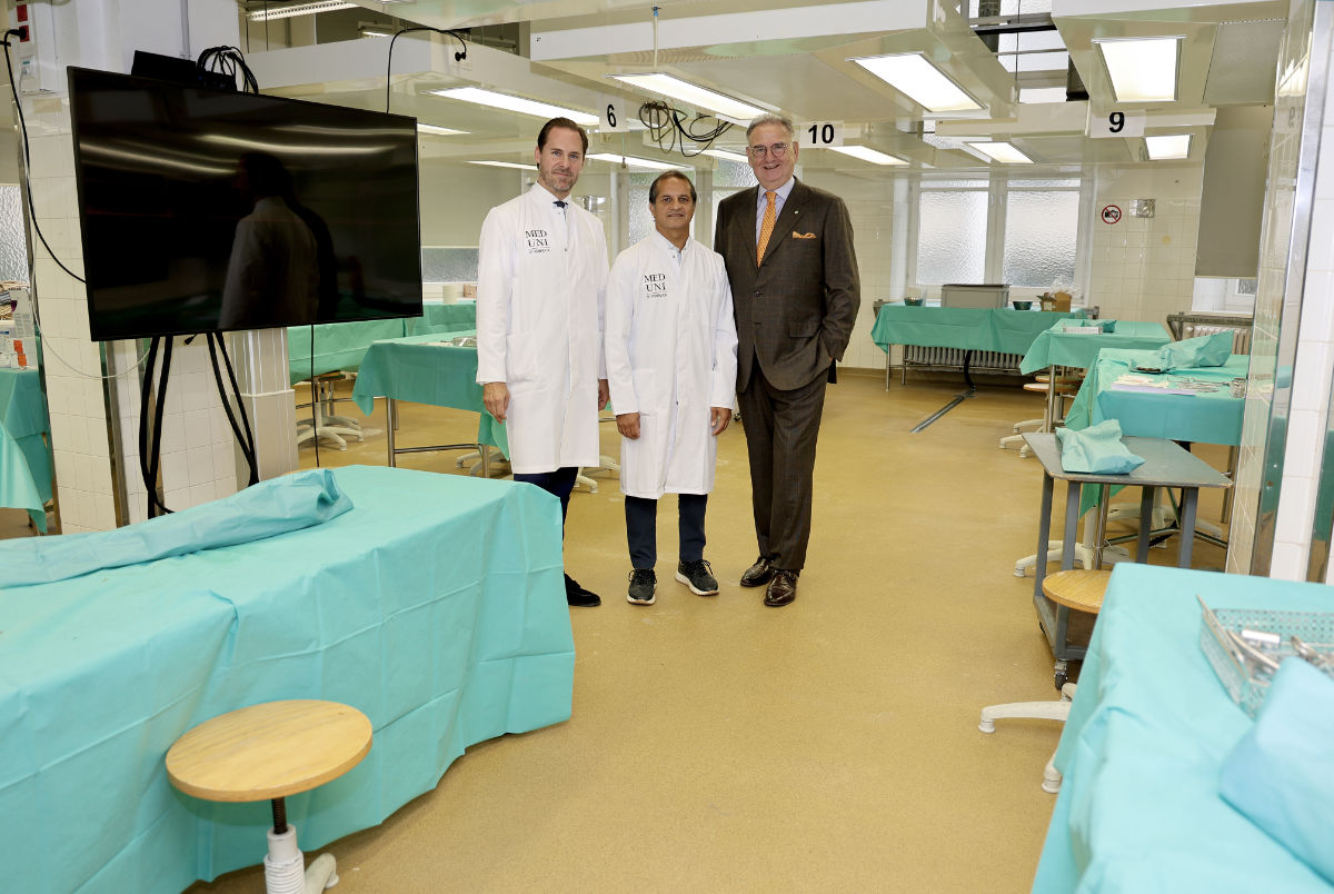 BU: v. li. Marko Konschake, Rohit Arora  und Rektor Wolfgang Fleischhacker führten durch das Institut für Klinisch-Funktionelle Anatomie. (Foto: MUI/D. Bullock)