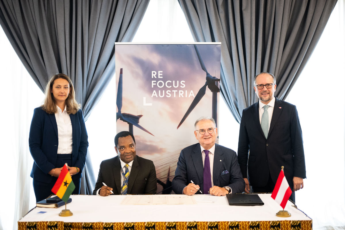 BU: Bei der Unterzeichnung des Memorandum of Understanding in Accra, Ghana (v.l.n.r.): Stephanie Unterrieder (Regional Manager Africa, MED-EL), Alfred Edwin Yawson (Dean University of Ghana Medical School Accra), Wolfgang Fleischhacker (Rektor Medizinische Universität Innsbruck) und Alexander Schallenberg (Bundesminister für europäische und internationale Angelegenheiten der Republik Österreich), Foto: BMEIA/Gruber