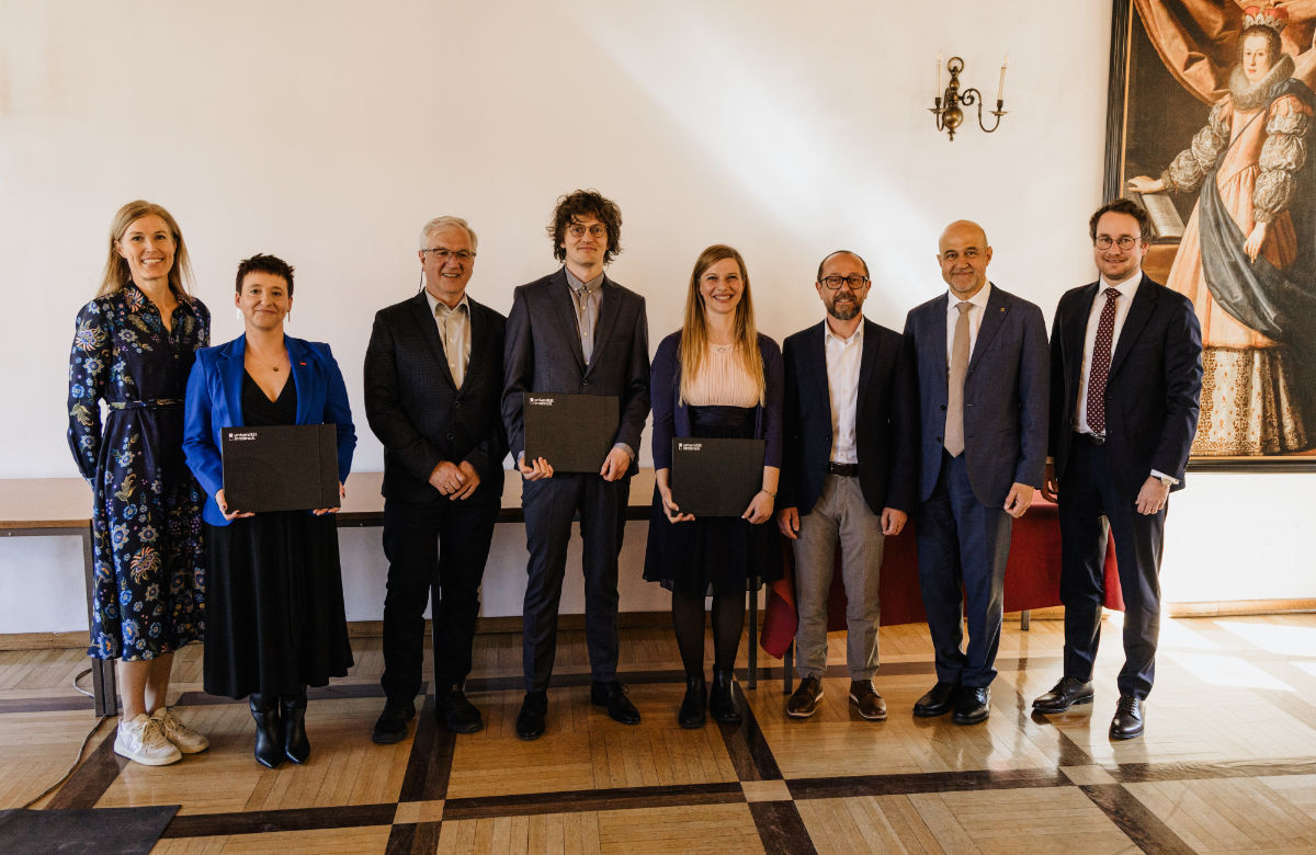 Vizerektor Gregor Weihs (Uni Innsbruck) und Stephan Agnolazza-Hoop (Ministerium für Äußeres, Bildung und Sport, Liechtenstein; beide rechts im Bild) gratulierten den Preisträger:innen. Im Bild mit den Laudator:innen v.l.: Ulla Ratheiser (Leiterin des Instituts für Anglistik), Preisträgerin Monika Kirner-Ludwig, Helmut Ritsch (Institut für Theoretische Physik), Preisträger Karol Piotr Gietka, Preisträgerin Stefanie Geisler, Petronel Tuluc (Institut für Pharmazie). 