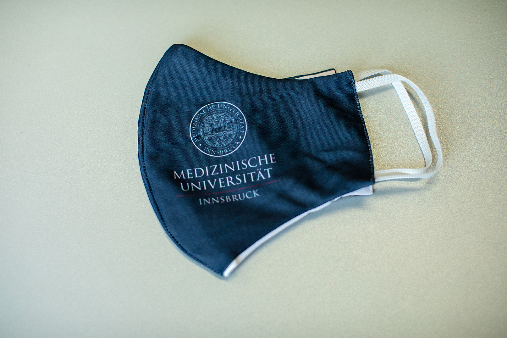 Mund-Nasen-Schutz mit Logo der Medizinischen Universität Innsbruck Farbe navy